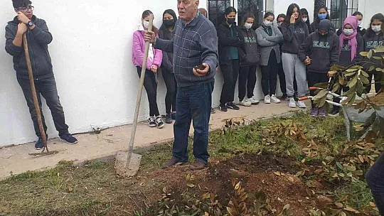 Öğrencilere kompost gübre yapımı eğitimi