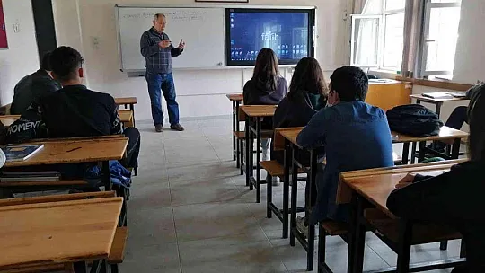 Öğrencilere kompost gübre yapımı eğitimi