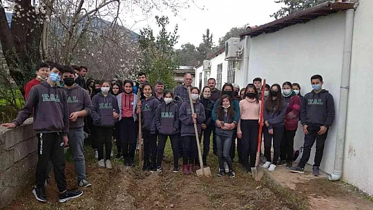 Öğrencilere kompost gübre yapımı eğitimi