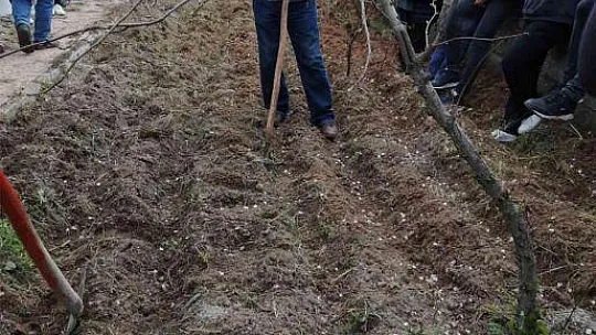 Öğrencilere kompost gübre yapımı eğitimi