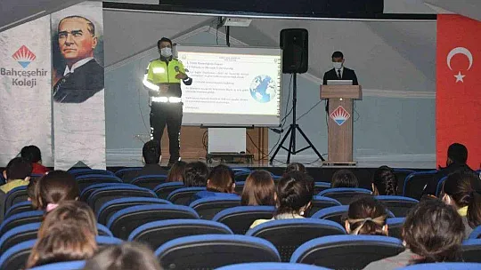 Öğrencilere trafik güvenliği eğitimi verildi
