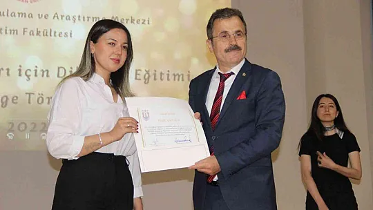 Öğretmen adayları 'Diksiyon Eğitimi' sertifikalarını aldı