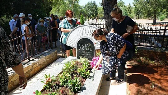 Oktay Akbal mezarı başında anıldı