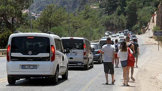 Ölüdeniz'e ulaşmak için kilometrelerce yürüdüler
