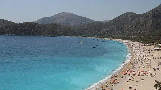 Ölüdeniz'e ulaşmak için kilometrelerce yürüdüler