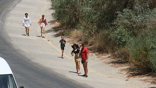 Ölüdeniz'e ulaşmak için kilometrelerce yürüdüler