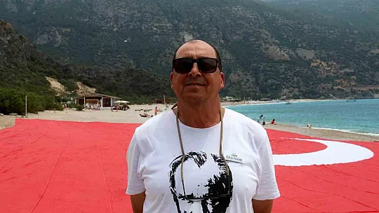 Ölüdeniz sahilinde dev Türk bayraklı 19 Mayıs kutlaması