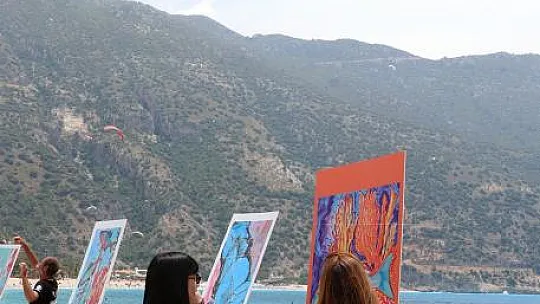 Ölüdeniz sahilinde dev Türk bayraklı 19 Mayıs kutlaması