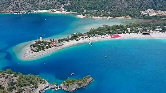 Ölüdeniz sahilinde dev Türk bayraklı 19 Mayıs kutlaması