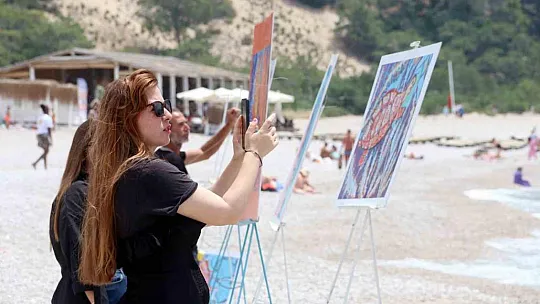 Ölüdeniz sahilinde dev Türk bayraklı 19 Mayıs kutlaması