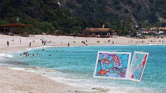 Ölüdeniz sahilinde dev Türk bayraklı 19 Mayıs kutlaması