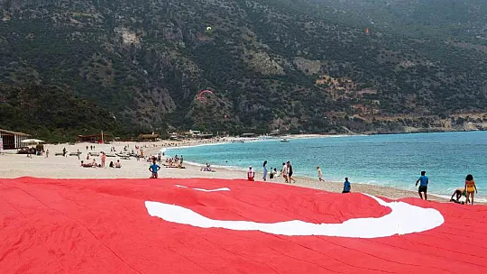 Ölüdeniz sahilinde dev Türk bayraklı 19 Mayıs kutlaması