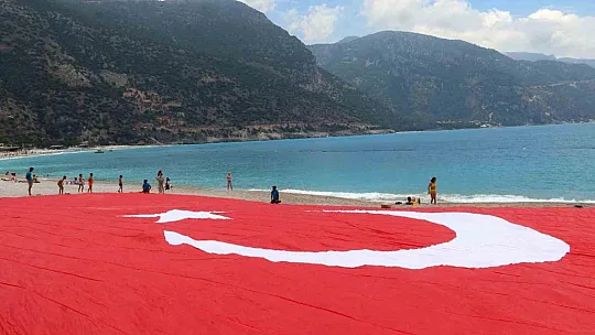 Ölüdeniz sahilinde dev Türk bayraklı 19 Mayıs kutlaması