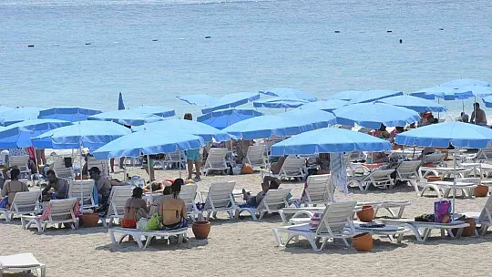 Ölüdeniz yolunda trafik tıkandı, plajlar doldu