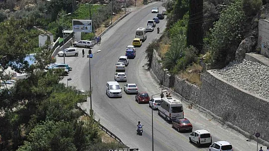 Ölüdeniz yolunda trafik tıkandı, plajlar doldu