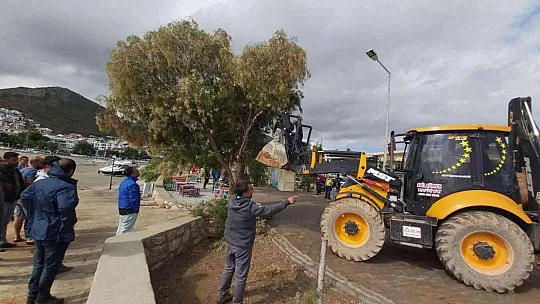 Olumsuz hava koşulları nedeniyle Datça'da batan tekne kurtarılamadı