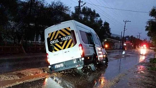 Önce okul servisi, sonra kamyon ve kepçe çukura battı