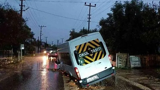 Önce okul servisi, sonra kamyon ve kepçe çukura battı