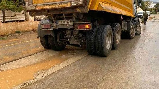 Önce okul servisi, sonra kamyon ve kepçe çukura battı