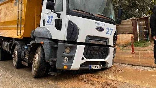 Önce okul servisi, sonra kamyon ve kepçe çukura battı