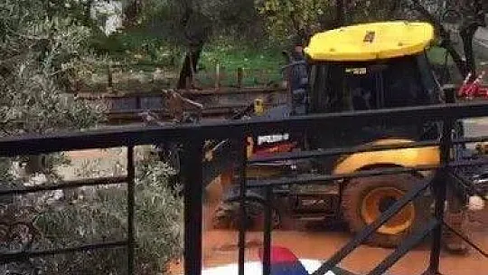 Önce okul servisi, sonra kamyon ve kepçe çukura battı
