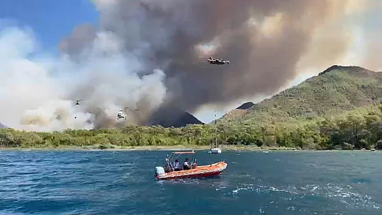 ORMAN YANGINI İÇİN UÇAK VE HELİKOPTERLERİN SU ALDIĞI BÖLGE DENİZ TRAFİĞİNE KAPATILDI