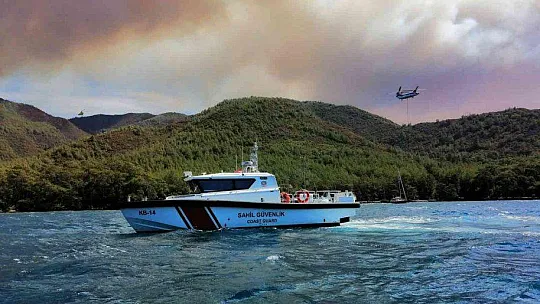 ORMAN YANGINI İÇİN UÇAK VE HELİKOPTERLERİN SU ALDIĞI BÖLGE DENİZ TRAFİĞİNE KAPATILDI