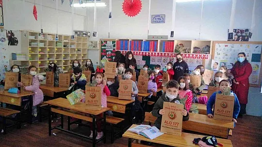 Ormancılardan öğrencilere karne hediyesi 'Fidan'