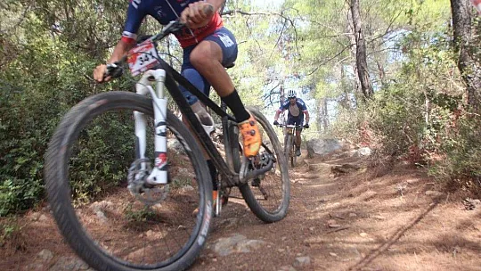 Ormanlık alandaki zorlu parkurda 85 sporcu kıyasıya mücadele etti