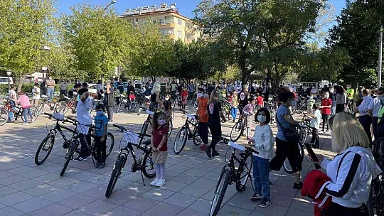 Ortaca'da 60 çocuğa bisiklet hediye edildi
