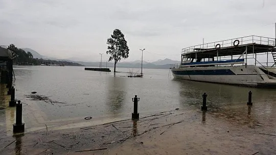 Ortaca'da arı kovanları sular altında kaldı