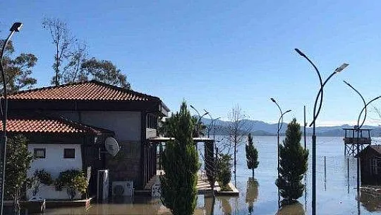 Ortaca'da arı kovanları sular altında kaldı