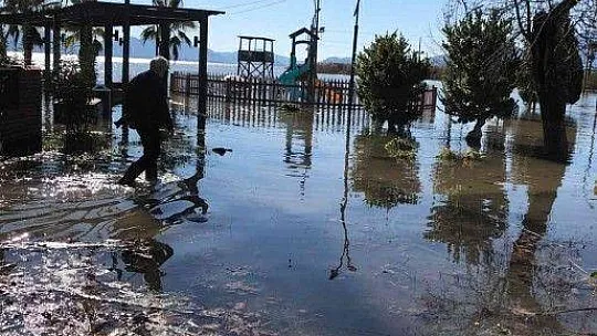 Ortaca'da arı kovanları sular altında kaldı