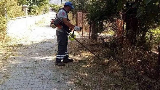 Ortaca'da ortak yaşam alanlarında kuru otlar temizleniyor