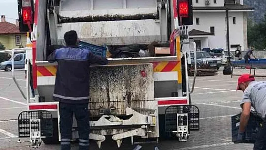 Yol Kenarlarındaki Otlar Temizleniyor