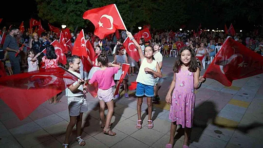 ORTACA'DA ZAFER COŞKUSU GECE DE DEVAM ETTİ