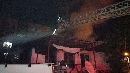 Ortaca'daki yangında ev kullanılamaz hale geldi