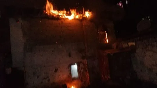 Ortaca'daki yangında ev kullanılamaz hale geldi