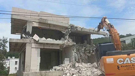 Ortakent-Yahşi sahilindeki son iskele sökülüyor