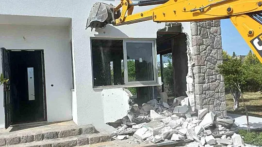 Ortakent-Yahşi sahilindeki son iskele sökülüyor