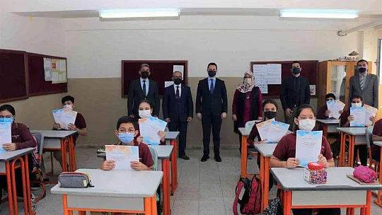 Ortaokul öğrencilerine LGS soru fasikülleri dağıtılıyor