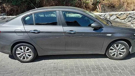 Otelde konaklayan kişinin arabasını çizdi