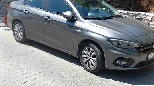 Otelde konaklayan kişinin arabasını çizdi