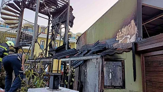 Otelin havuzunda çıkan yangın panikletti