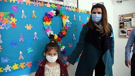 Karaca, Otizm Farkındalık Günü dolayısıyla ziyaretlerde bulundu
