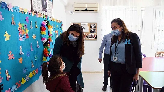 Karaca, Otizm Farkındalık Günü dolayısıyla ziyaretlerde bulundu