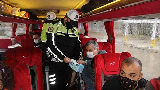 Otobüslerde hem denetim, hem maske dağıttılar