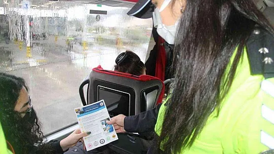 Otobüslerde hem denetim, hem maske dağıttılar