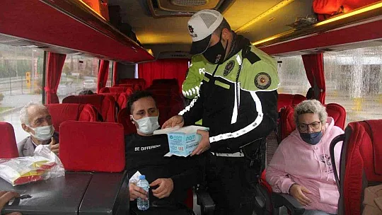 Otobüslerde hem denetim, hem maske dağıttılar