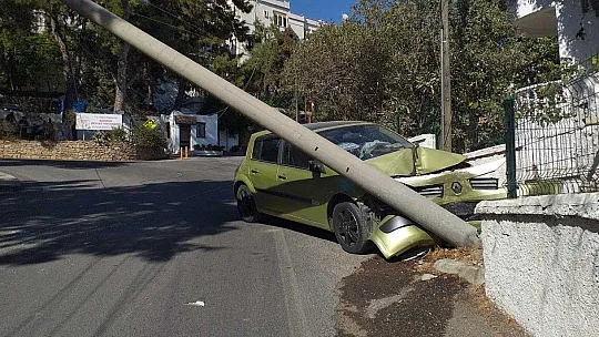 Otomobil beton direğe çarptı: 2 yaralı
